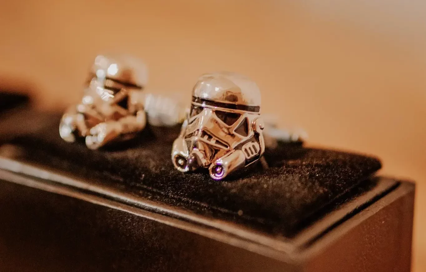 A picure of star wars themed cuff links